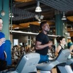 à quelle vitesse courir et marcher ? Différences avec la course en extérieur